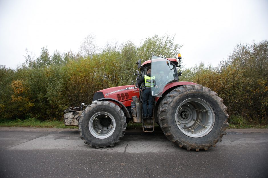 Biržuose per patikrinimą – nelaimė: pajudėjęs traktorius kliudė policininką