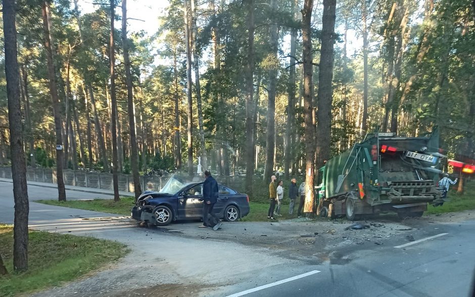 Vilniaus rajone susidūrė automobilis ir šiukšliavežė: į medikų rankas perduotas vaikas