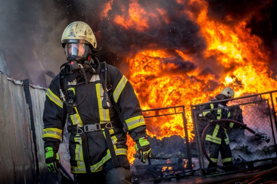 Ukmergės rajone atvira liepsna dega namas, nukentėjusiųjų nėra