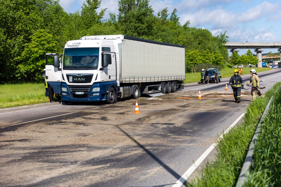 Po avarijos Vilniuje iš sunkvežimio išsiliejo degalai: eismas atnaujintas