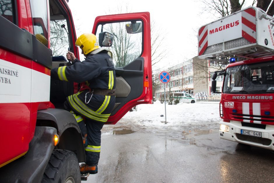 Akiplėšiškas neblaivaus vyro elgesys: Ignalinos rajone padegė ūkinį pastatą