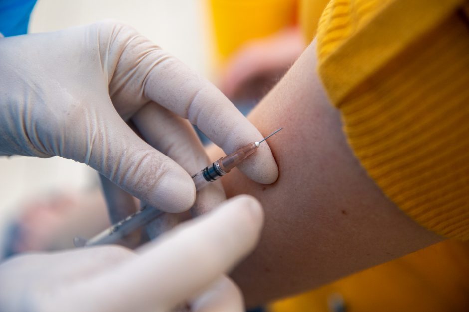 „Pfizer“ ir „BioNTech“ išbandys kombinuotą vakciną nuo koronaviruso ir gripo