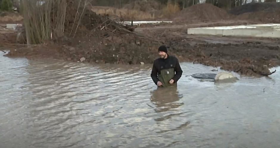 Vietoje gatvės Kaune atsirado upė: vandens – iki juosmens