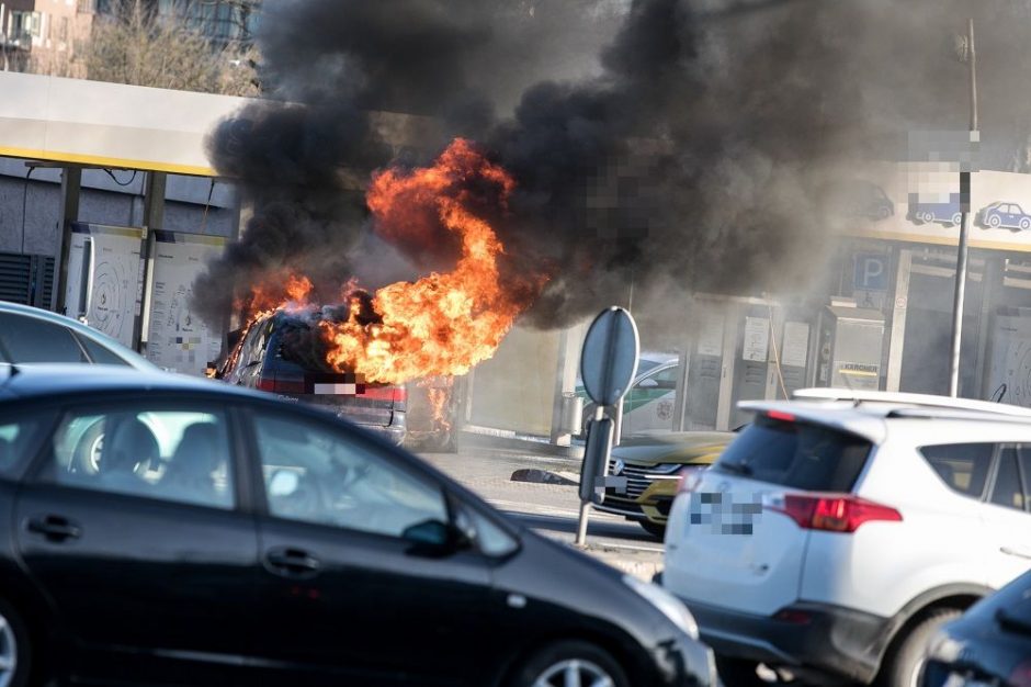 Utenoje supleškėjo automobilis, įtariamas padegimas