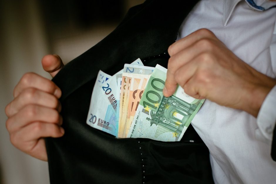 Teismas buvusiam VDI patarėjui korupcijos byloje skyrė 7 tūkst. eurų baudą