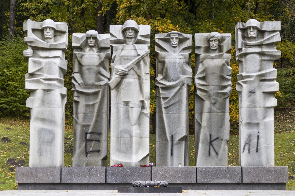 Paniekintas dar vienas sovietų kariams skirtas paminklas