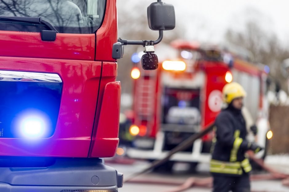 Marijampolėje atvira liepsna degė medinis namas: vieną žmogų pavyko atgaivinti, kitas žuvo