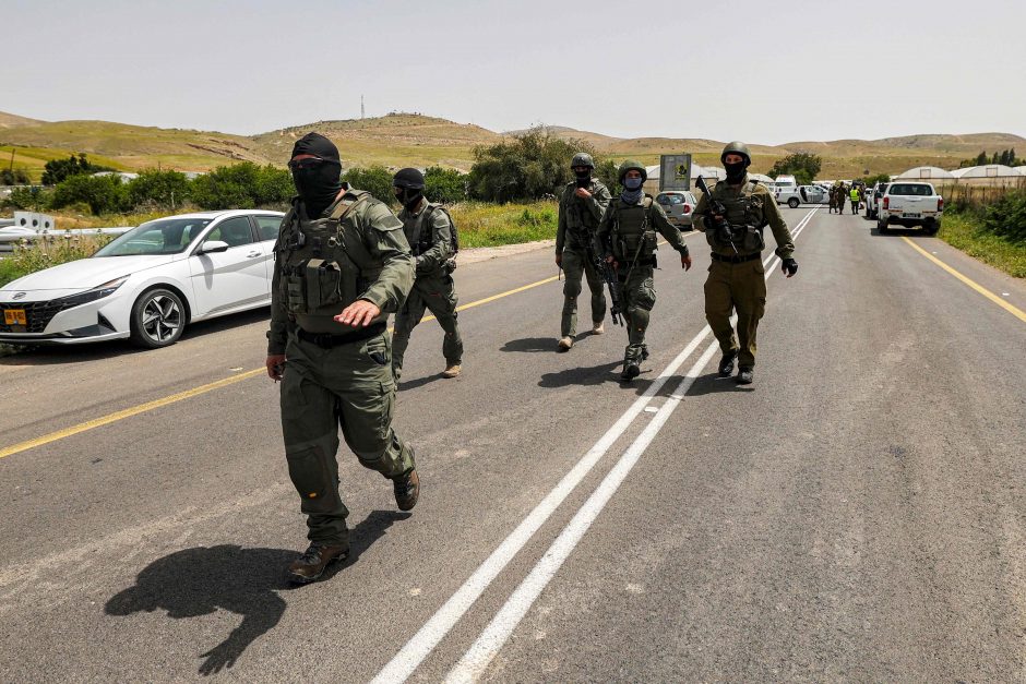 Izraelio premjeras po kruvinų išpuolių mobilizuoja kariuomenės ir policijos rezervininkus