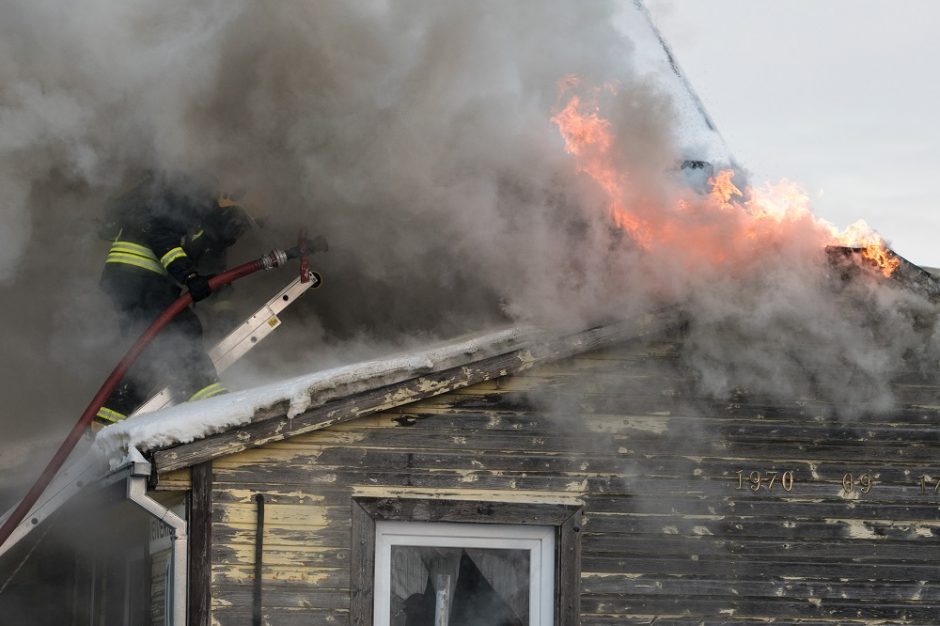 Tauragės rajone – namo gaisras: sulėkė gausios ugniagesių pajėgos