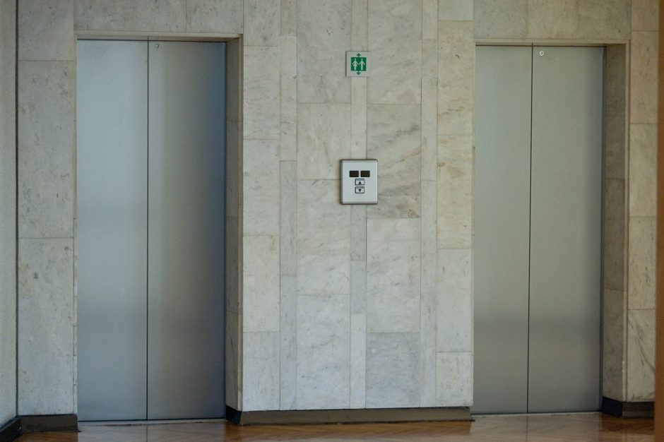 Ministerija ir Turto bankas inicijuoja akciją skatins rinktis laiptus vietoje lifto