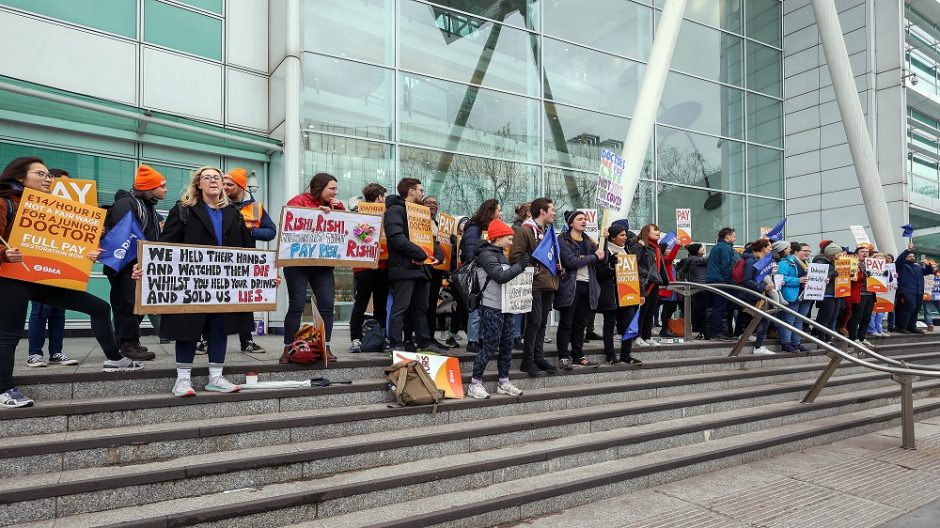 Tūkstančiai ligoninių gydytojų prisidėjo prie naujausio JK streiko