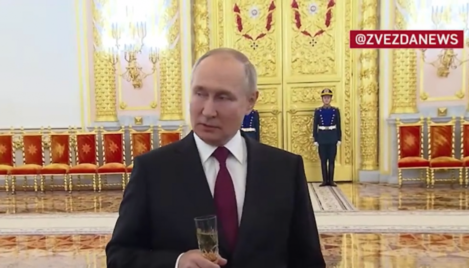 Internautai šėlsta: V. Putinas pirmąkart užfiksuotas girtas?