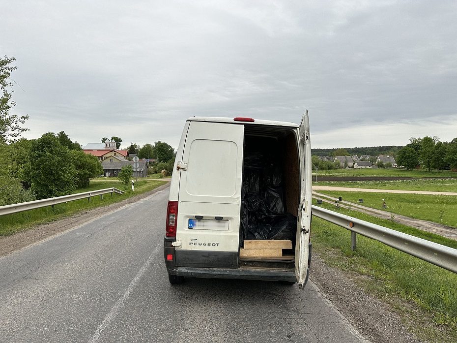 Stambus laimikis: Krosnoje sulaikytas nelegalių rūkalų prigrūstas mikroautobusas