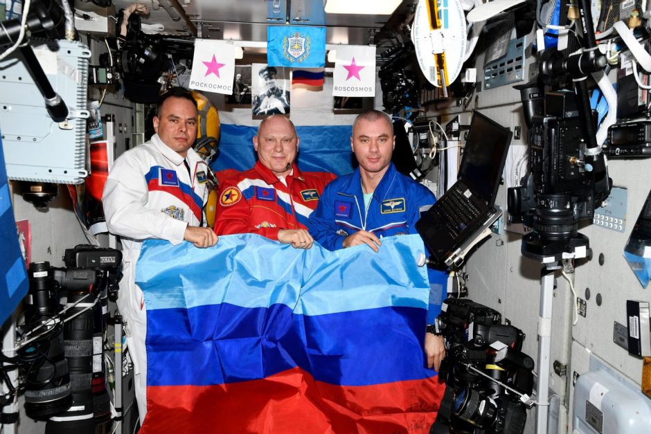 Rusijos kosmonautai iškėlė Ukrainos separatistų vėliavą ir pasveikino Luhanską užėmusias pajėgas
