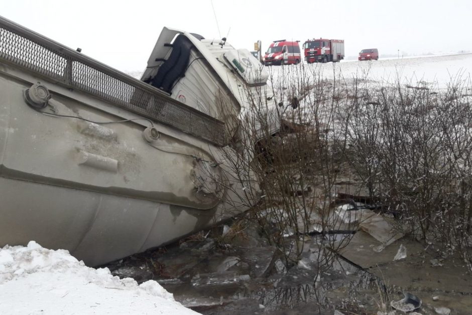 Akmenės rajone – avarija: apsivertus sunkvežimiui, išsiliejo 500 litrų kuro