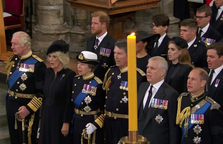 Per laidotuves – neįprastas princo Harry elgesys: kaltina parodžius bjaurią nepagarbą karaliui
