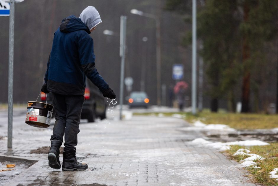 Rajoniniuose keliuose vis dar yra slidžių ruožų, naktį eismo sąlygas sunkins plikledis