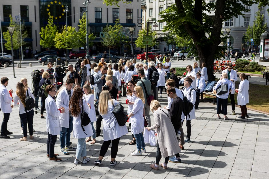 Akcija Vilniuje: šeimos gydytojai iš visos Lietuvos surištomis rankomis išsirikiavo į didelę širdį