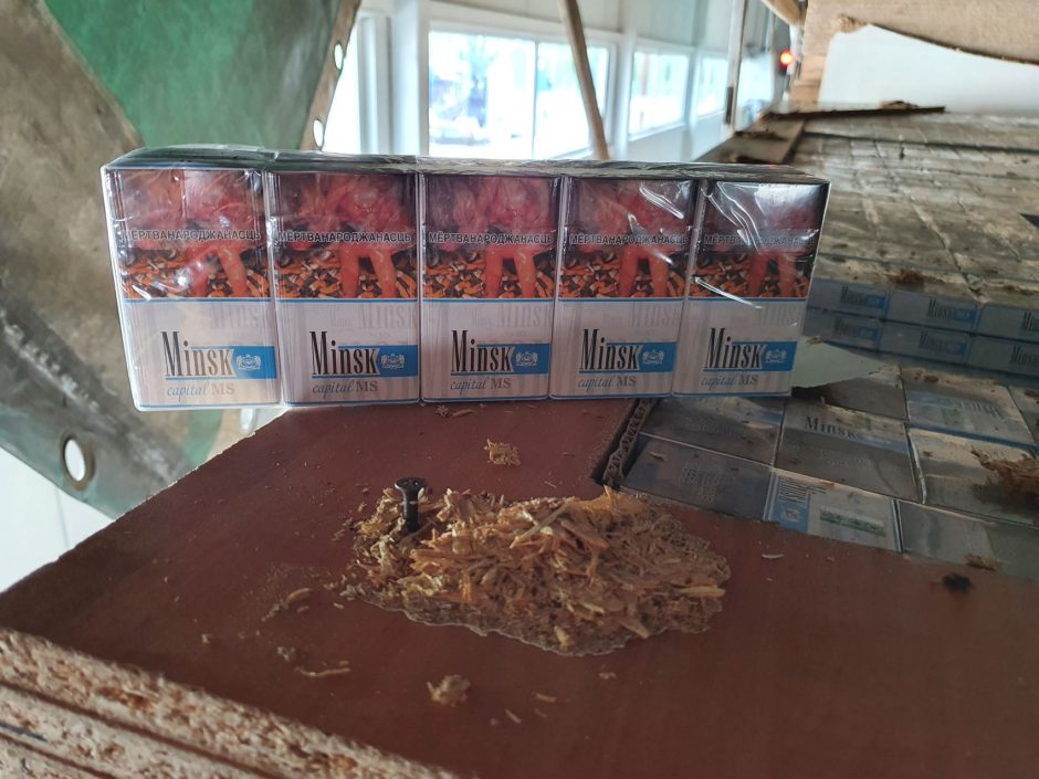 Medienos plokštėse – 1 mln. eurų vertės kontrabandinių cigarečių krovinys