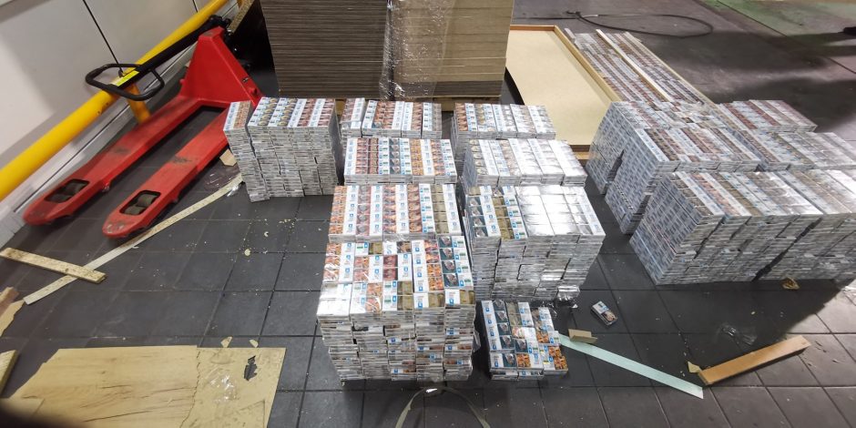 Muitininkai sulaikė virš 80 tūkst. kontrabandinių rūkalų: cigaretes bandė slėpti balduose