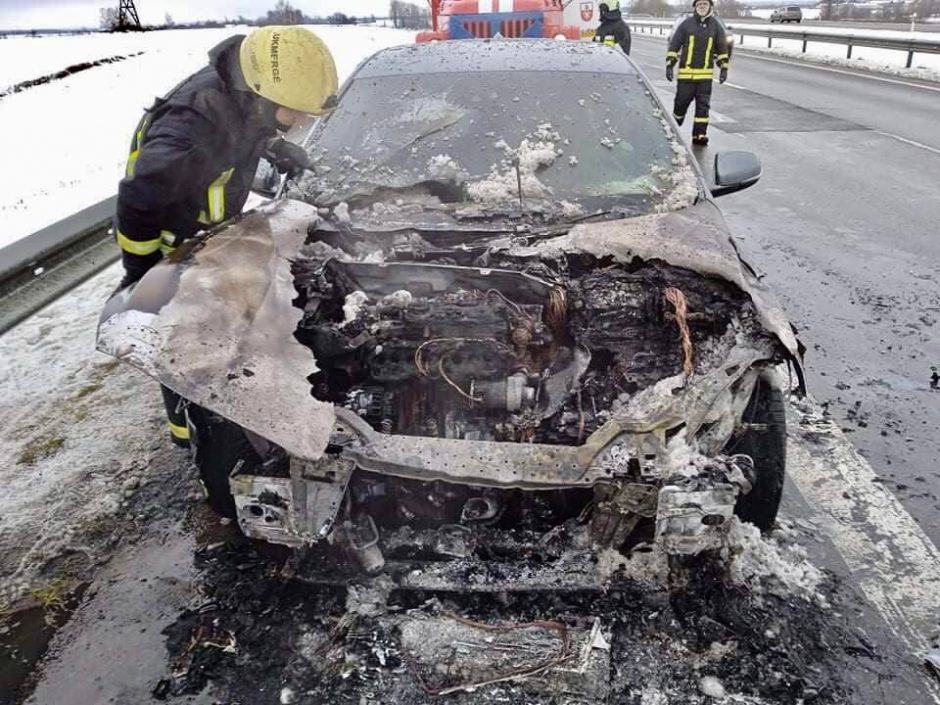 Karštas penktadienis Ukmergėje: BMW susidūrė su vilkiku, degė „Volvo“