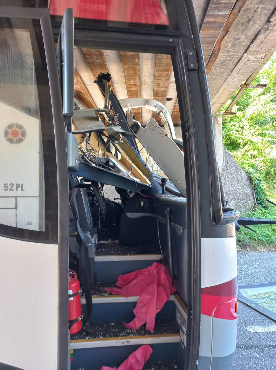 Lietuvių autobusas Čekijoje rėžėsi į tiltą, bet nelaimės tuo nesibaigė: visa kelionė buvo košmaras