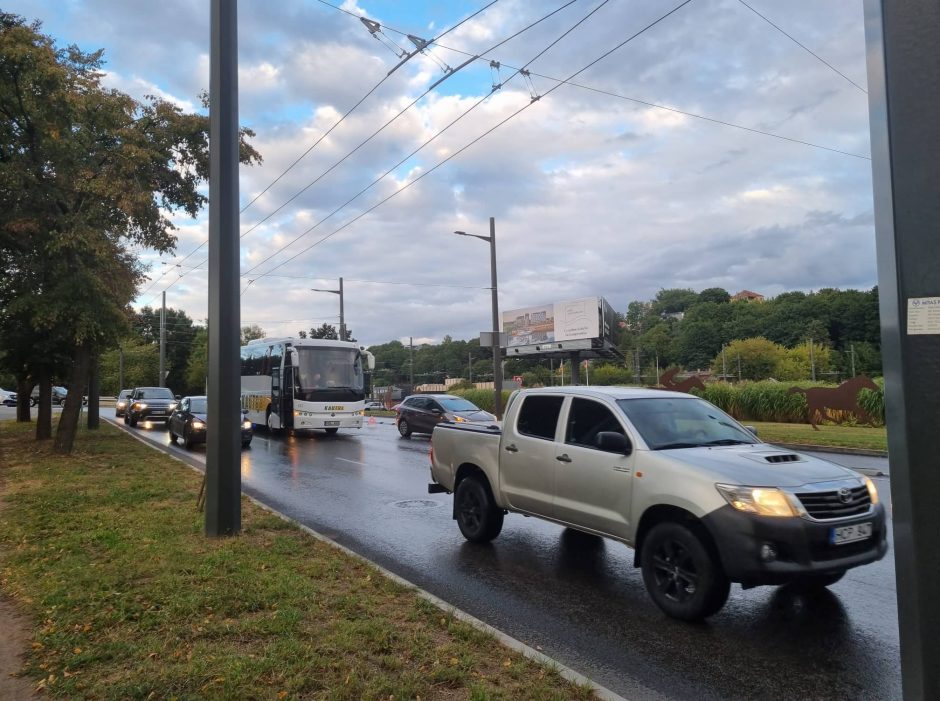 Pilies žiede – autobuso ir lengvojo automobilio avarija: nesutarė, kas kaltas