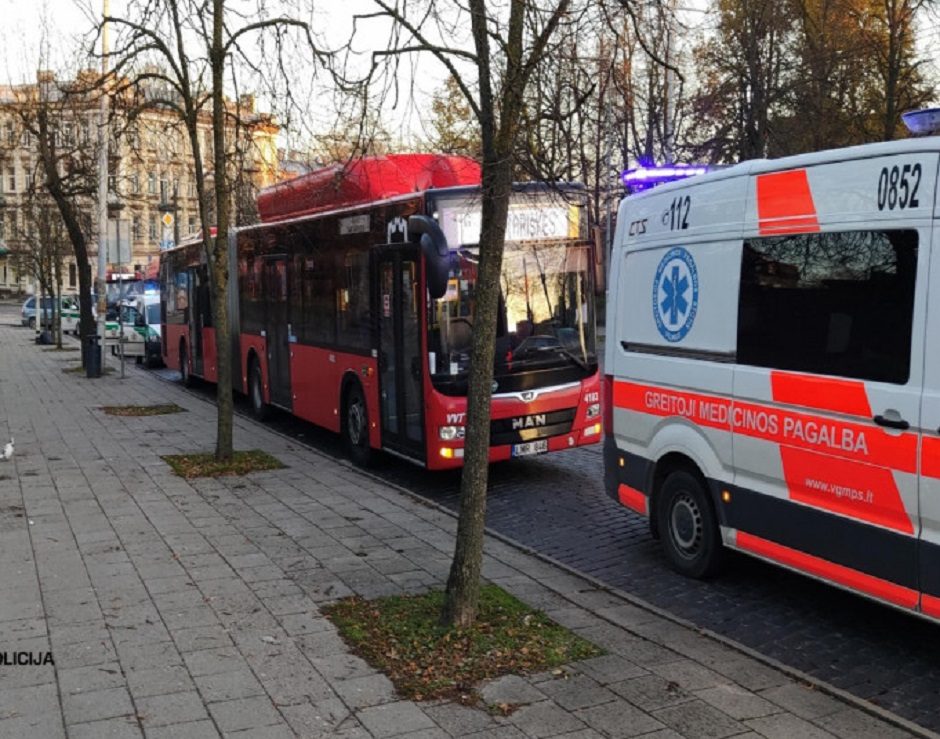 Praėjusi para keliuose: vienas žmogus žuvo, dešimt sužeistų