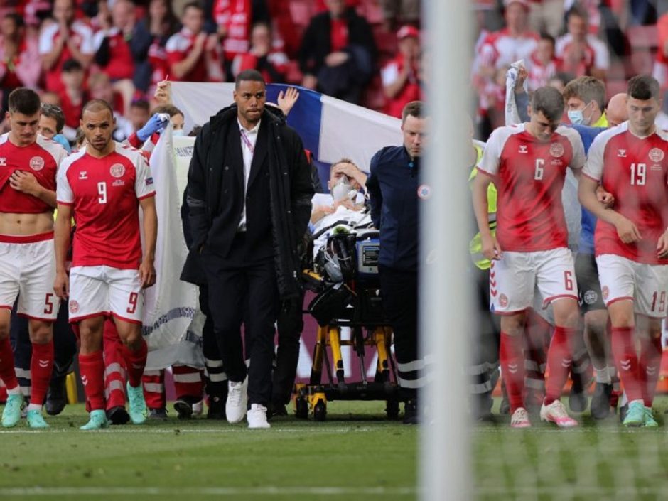 Specialistai apie sustojusią futbolininko C. Erikseno širdį: panašių incidentų buvo ir Lietuvoje
