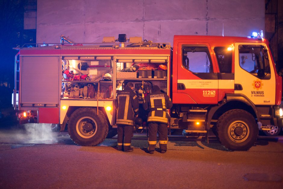 Vilkaviškio rajone užsidegė pastatas su šienu: ugniagesiai budėjo per naktį
