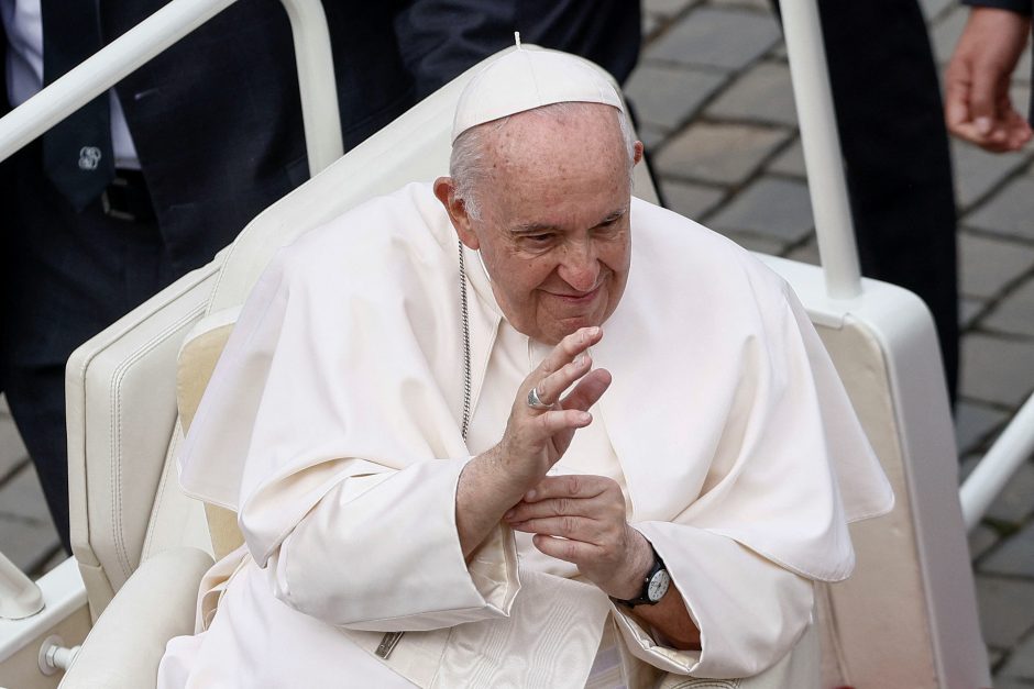Popiežius ragina vietoj branduolinio karo grėsmės rinktis taiką