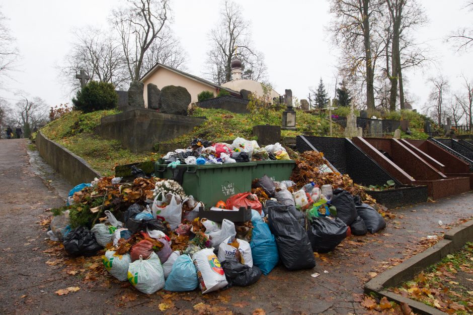 Po švenčių kapinės virsta sąvartynais: svarsto įvesti atliekų mokestį