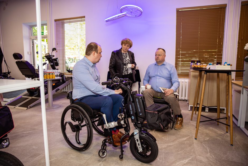 Pirmajame Lietuvoje Neįgaliųjų įrangos centre kiekvienam individualiai parinks vežimėlį