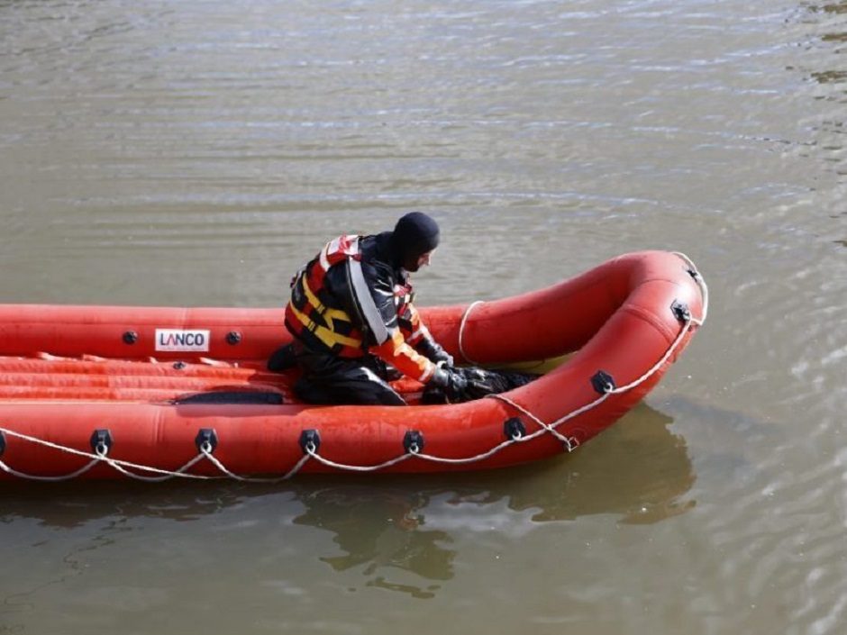Zarasų rajone iš valties iškrito vyras: gelbėjo ugniagesiai