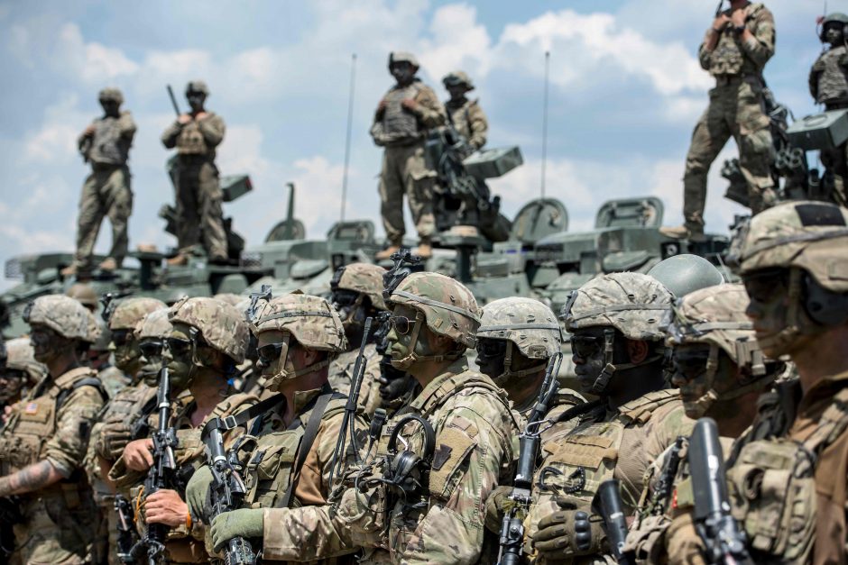 Rumunų prezidentas ragina J. Bideną dislokuoti daugiau karių NATO rytiniame flange