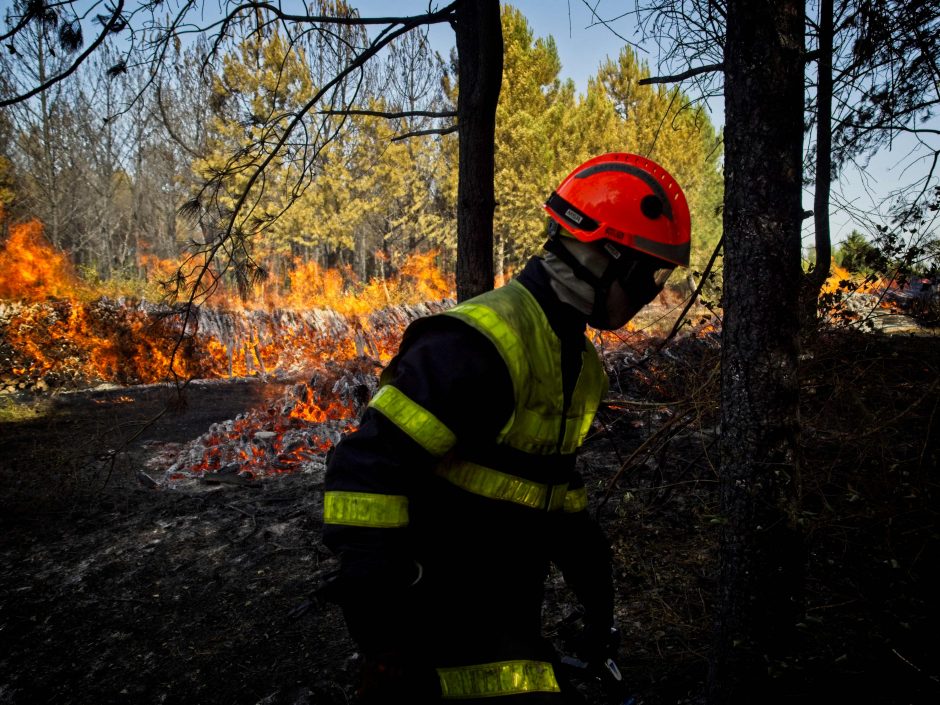 Prancūzijoje jau trečią parą gesinamas gaisras poligone: kilo per šaudymo pratybas