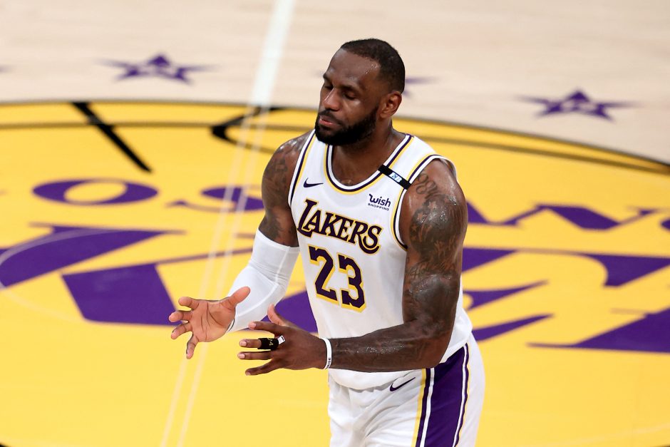 LeBronas eina laiko patikrintu keliu: organizuos „Lakers“ treniruočių stovyklą