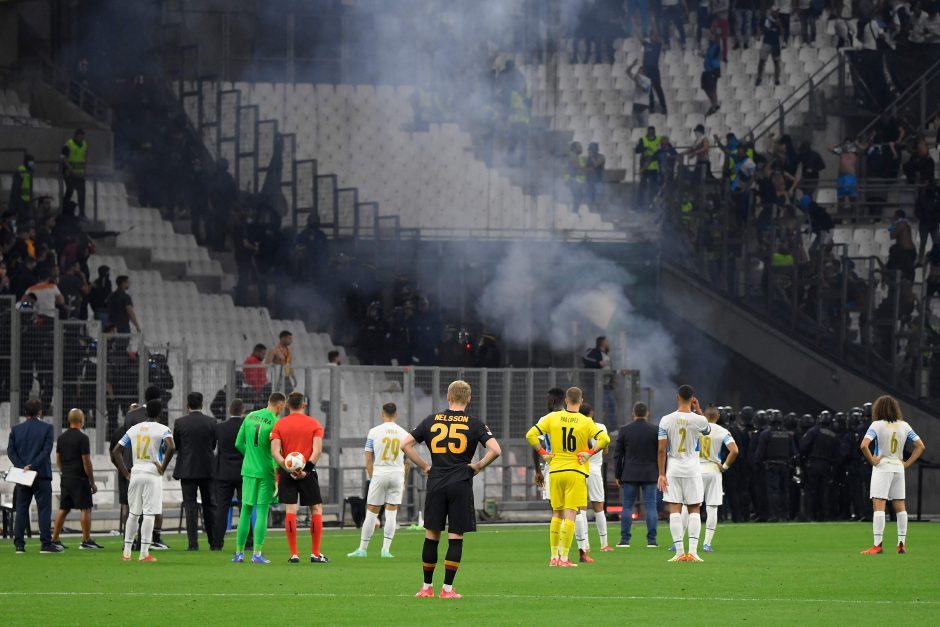 Per Marselio ir Stambulo futbolo kubų rungtynes nuo dūminių bombų nukentėjo trys policininkai