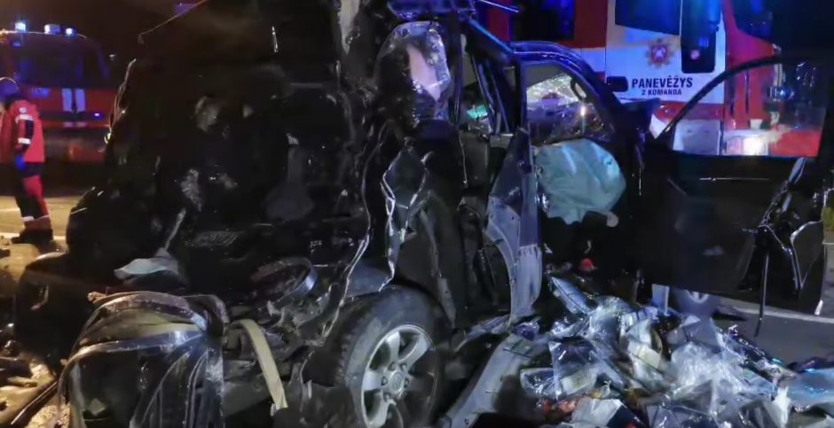 Panevėžio rajoną supurtė tragiška avarija: susidūrė du automobiliai ir vilkikas, žuvo moteris
