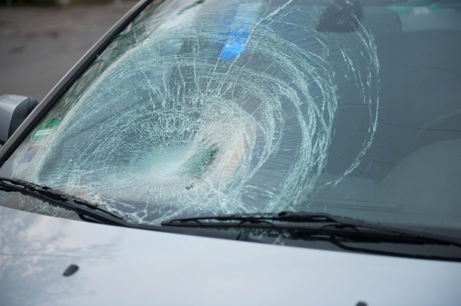 Nelaimė Vilniuje: susižalojo į automobilį netikėtai atsitrenkęs septynmetis