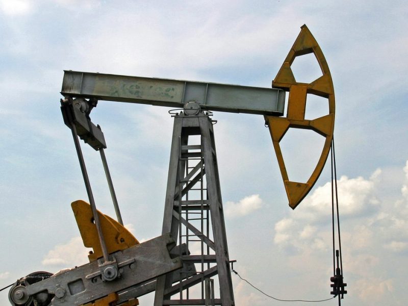 Energetikos ministerija: rezervų išleidimas į rinką galimai prisidėjo prie naftos kainų mažėjimo