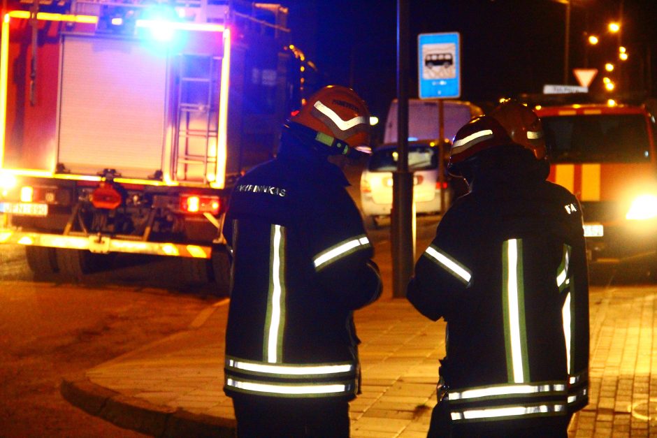 Požeminiame garaže Vilniuje kilo gaisras: viename iš automobilių buvo moteris