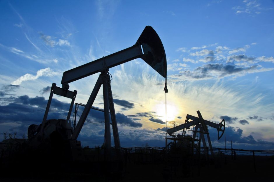 OPEC ir Rusija susitarė padidinti naftos gavybą 432 tūkst. barelių per parą