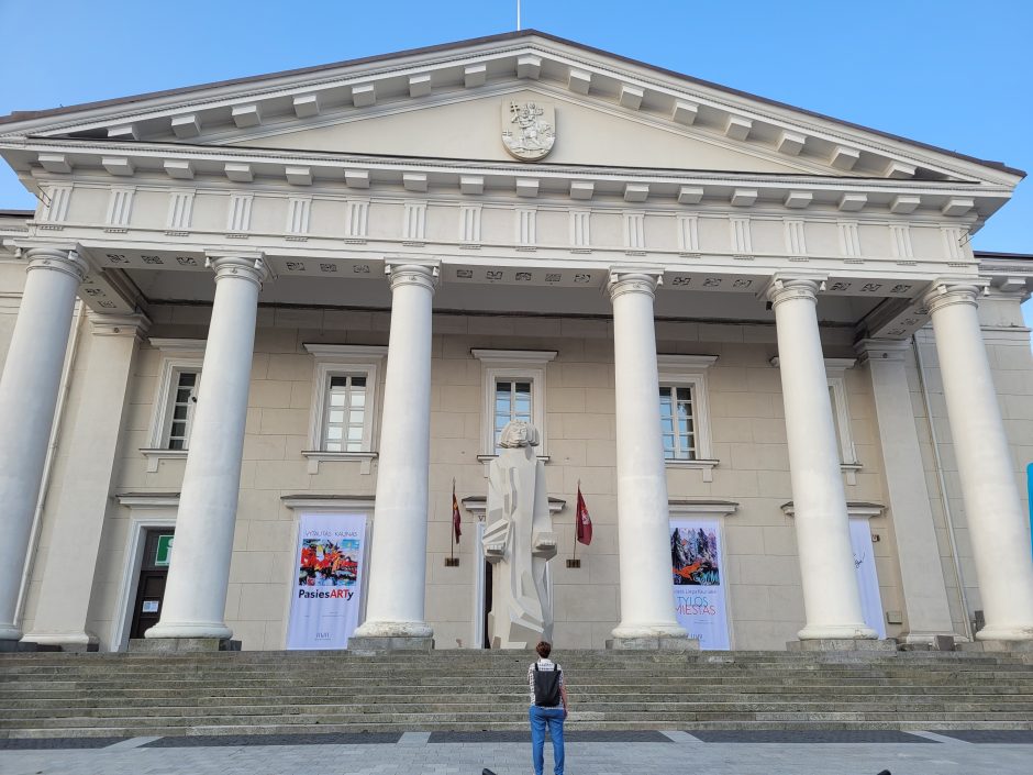 Ant Vilniaus rotušės laiptų išdygo milžiniškas A. Mickevičiaus paminklas
