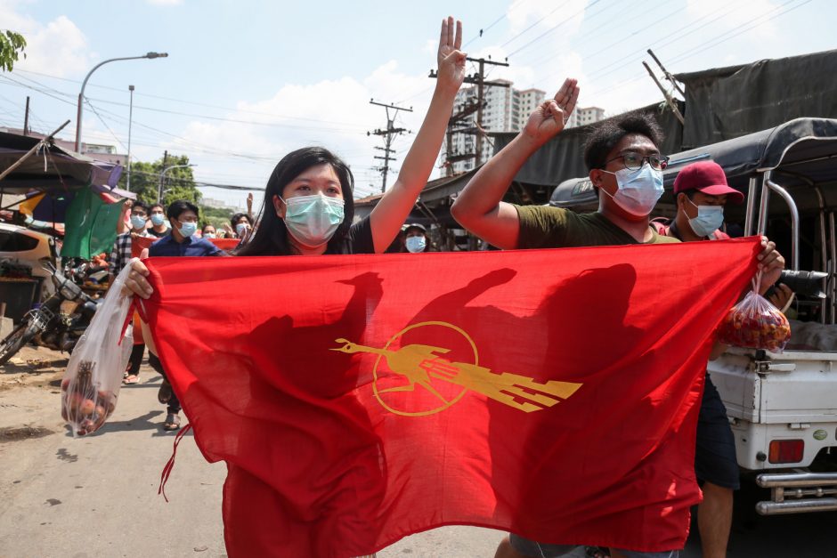 Mianmaro gyventojai protestais žymi 100 karinės chuntos valdymo dienų
