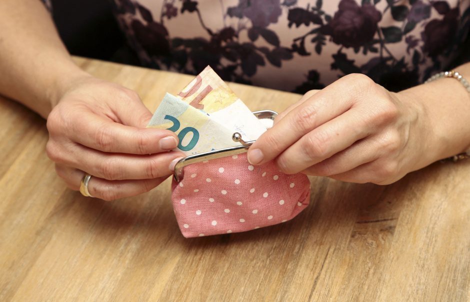 Į avariją patekusia bendraklase apsimetusi moteris iš pensininkės išviliojo 4 tūkst. eurų