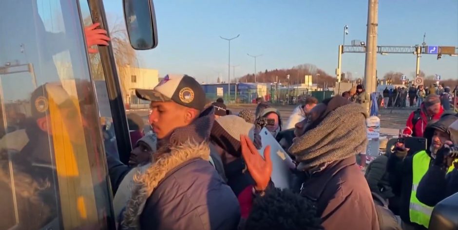 Neramina, kad su pabėgėliais pateks ir nelegalai: tikina esantys iš Ukrainos, veržiasi į autobusus