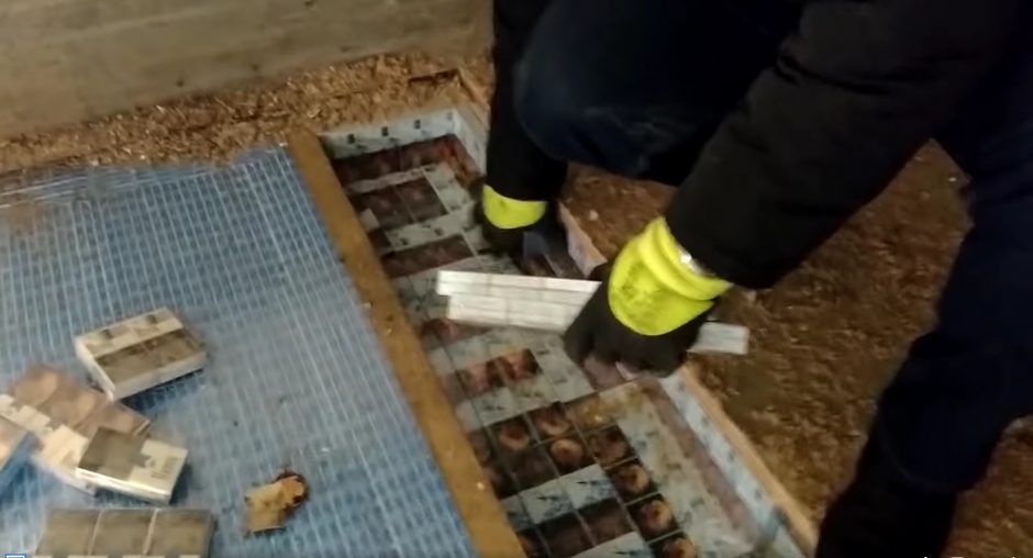 Ugniagesiai ardė kontrabandą gabenusio vilkiko grindis: aptiko 75 tūkst. pakelių cigarečių