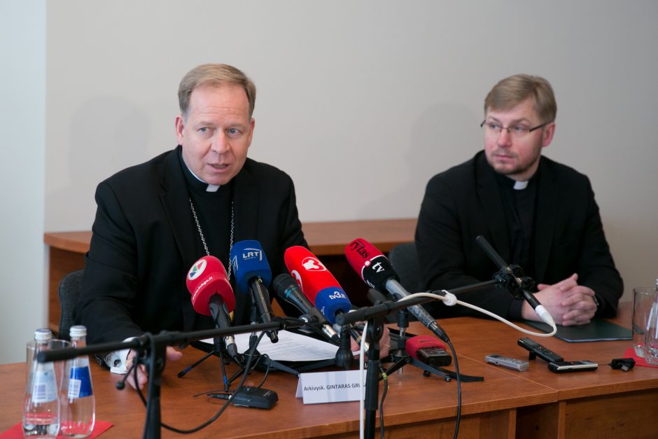 Vilniaus arkivyskupas: atsiprašau jaunuolio, kuris patyrė iš kunigo tai, ko neturėjo patirti
