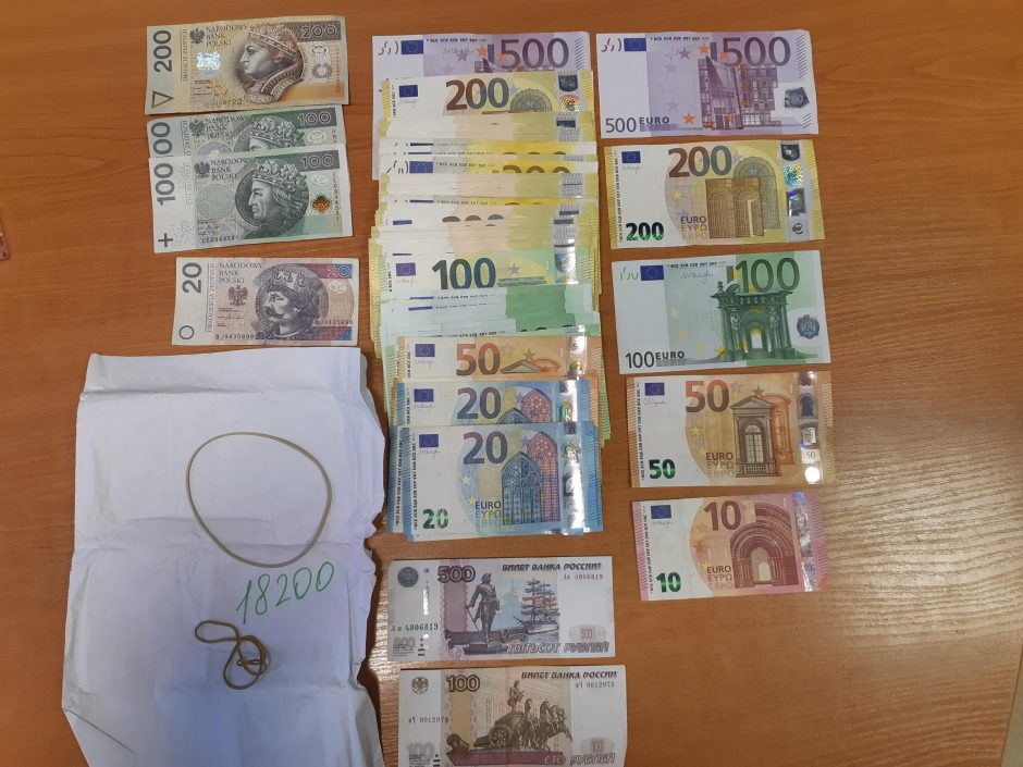 Sulaikyta pinigų kontrabanda: latvis nešėsi didelę grynųjų sumą iš Kaliningrado